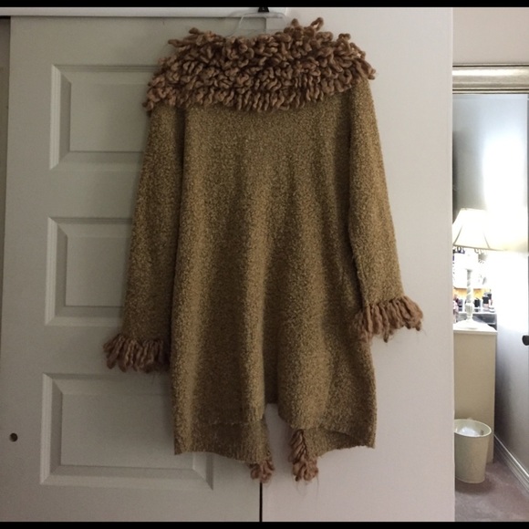 Sweater​ - Picture 3 of 4